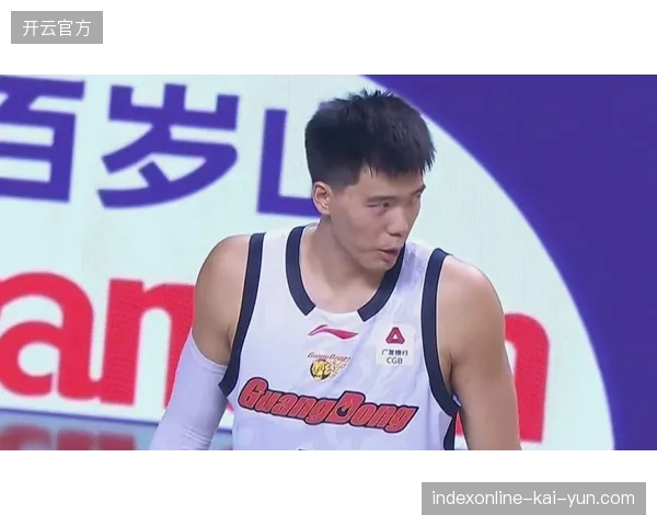 原广东队球员徐昕与焦泊乔在国家队热身赛表现出色，其在俱乐部有限的出场时间引发外界对杜锋用人策略的讨论
